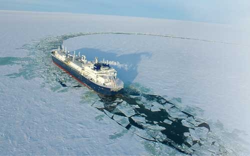 <span class="fontBold">北極海を航海する砕氷船。リスクのある事業だが、新市場の開拓に向けては必要性が高まる</span>