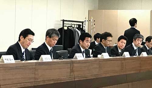 会議の冒頭で「モバイル市場は寡占状態」と強調した坂井学・総務副大臣(左から3人目)