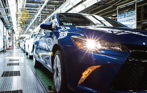 <b>世界各地で工場を展開するトヨタ自動車がIoT化に本気になった（上は米国の工場）。下は高岡工場のボディー部品をプレス成形する工程</b>