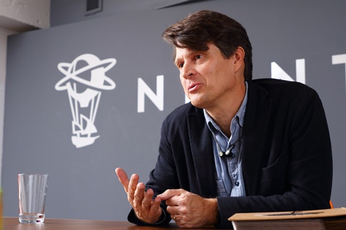<span class="fontBold">John Hanke(ジョン・ハンケ)</span>氏<br />1966年生まれ、米テキサス州オースティン出身。89年テキサス大学オースティン校を卒業、米国務省に入省。ワシントンやミャンマーでの勤務を経て退職、94年にカリフォルニア大学バークレー校ハース・ビジネススクールへ。在学中から複数のスタートアップ経営に参画する。96年にMBA取得。2000年に衛星写真と地図をリンクさせるサービスを手がけるキーホール社を共同設立。04年、同社がグーグルに買収されると、地理サービス部門でグーグルマップやグーグルアース、グーグルストリートビューの立ち上げを率いる。11年に社内スタートアップとしてナイアンティック・ラボを設立。15年8月に独立し、現職。(撮影:北山宏一、以下インタビュー写真も)