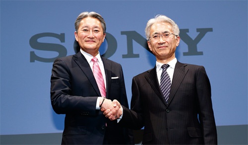 <span class="fontBold">4月1日付で、ソニーの社長兼CEO職は平井一夫氏（左）から吉田憲一郎氏（右）へと引き継がれる</span>（写真＝竹井 俊晴）