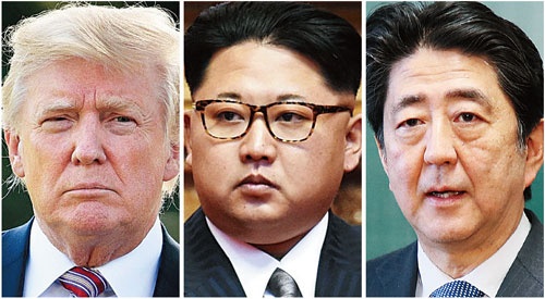 <span class="fontBold">金正恩委員長(中)の提案を受け米朝首脳会談に応じる意向を示したトランプ氏(左)。安倍首相は日米韓の連携で日本の主張を反映したい考えだが…</span>(写真=共同通信)