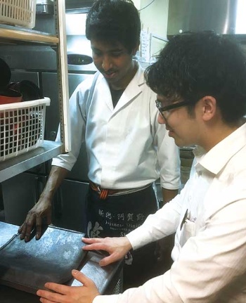 <span class="fontBold">新宿の店舗で働くバングラデシュ出身のチャリトさん（左）は今回のサービスを使って採用された</span>