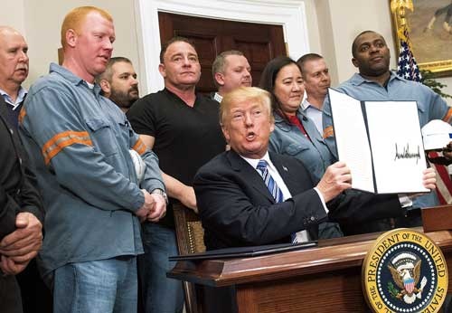<span class="fontBold">3月8日、トランプ米大統領は、鉄鋼・アルミの追加関税措置を決めた</span>(写真=UPI/アフロ)