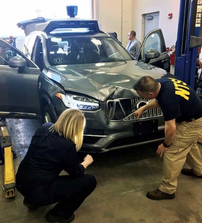 <span class="fontBold">事故を起こしたウーバーの自動運転車を調査する米運輸安全委員会(NTSB)の関係者</span>