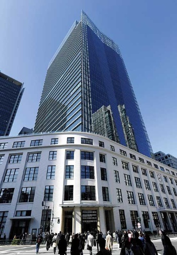 <span class="fontBold">JPタワー(東京・千代田)は郵政の不動産事業の象徴となっている</span>(写真=読売新聞/アフロ)