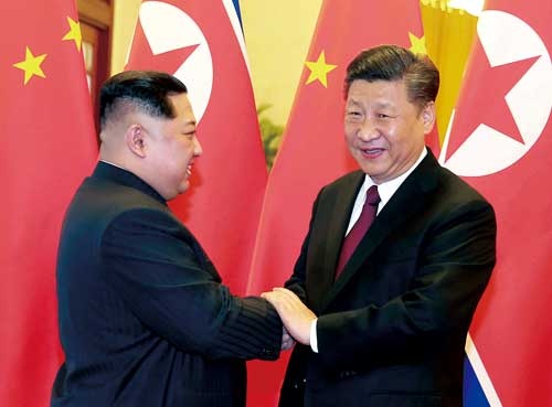 <span class="fontBold">電撃訪中し、中国の習近平国家主席(右)との会談で関係改善をアピールする北朝鮮の金正恩委員長</span>(写真=共同通信)
