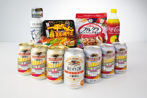 <span class="fontBold">キリンビールが発売したセブン専用の「一番搾り 匠の冴(さえ)」(中央)と2万店を祝う限定ビールなど。メーカー各社はセブン向け商品の開発に力を注ぐ</span>