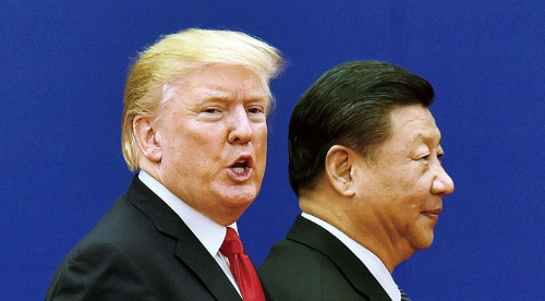 <span class="fontBold">米国のドナルド・トランプ大統領（左）と中国の習近平国家主席で方針が逆に</span>（写真＝トランプ氏：Kyodo News/Getty Images）