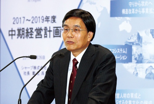<b>シャープの戴正呉社長は新生シャープの中期経営計画に自信を見せる</b>(写真=今 紀之)