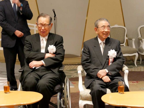 <span class="fontBold">セブン&アイの創業者である伊藤雅俊名誉会長(左)と「コンビニの父」鈴木敏文名誉顧問(右)が並んで登場した</span>
