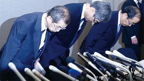 <b>26日の会見でタカタの高田重久会長兼社長（左端）は「深くおわびする」と話したものの、被害者への償いの言葉はなかった</b>（写真=ロイター/アフロ）