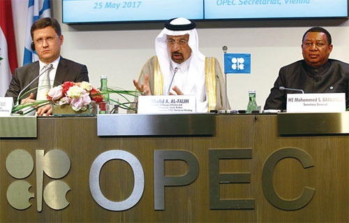 <b>OPECが昨年合意した減産計画は、原油在庫の解消につながっていない</b>（写真=AP/アフロ）