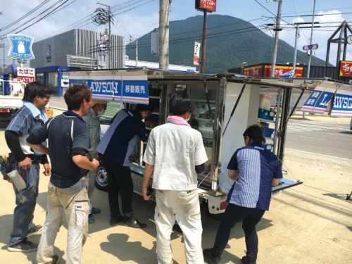 <span class="fontBold">ローソンは愛媛県で移動販売車を使って生活を支えた</span>