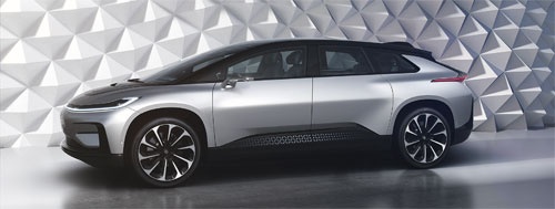 <b>テスラの「モデルS」を最高速度などで凌駕するとアピールするファラデー・フューチャーのEV「FF91」</b>