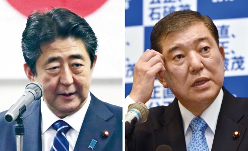 <span class="fontBold">豪雨対応の優先を理由に正式な出馬表明を遅らせた安倍首相。外交日程もあり、石破氏との直接的な論戦の機会は限られそうだ</span>(写真=左:読売新聞/アフロ、右:Natsuki Sakai/アフロ)