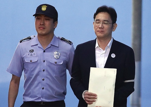 <b>懲役5年の有罪判決を受けたサムスングループの李在鎔氏(右)</b>(写真=Chung Sung-Jun/Getty Images)