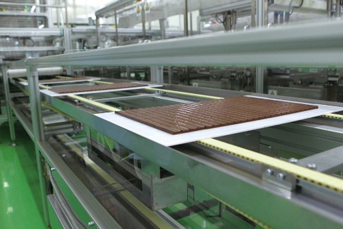 <span class="fontBold">明治はチョコレートの生産能力を増強し、生産効率や品質を高める</span>(写真=澤木 儀明)