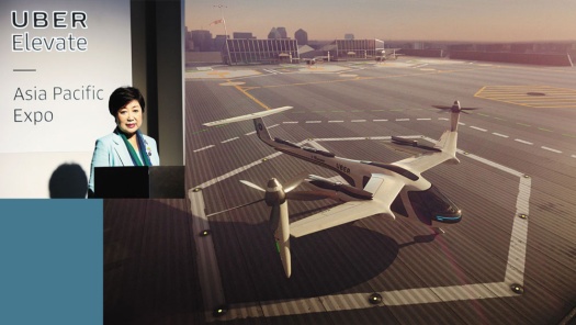<span class="fontBold">ウーバーが開発を加速する空飛ぶタクシーのイメージ（右）。東京都の小池百合子知事（左）も期待を寄せる</span>