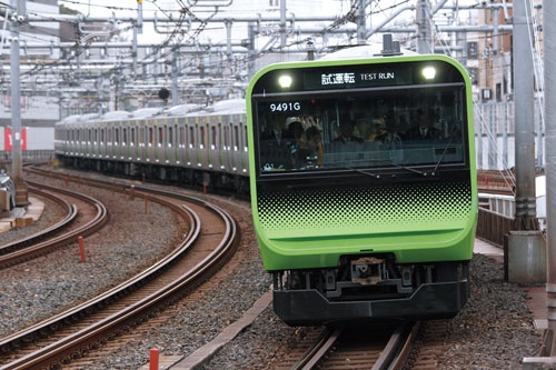 <b>JR東日本はメンテナンスのためセンサーなどで線路の状況を調べる新型車両を山手線に導入した。自動運転は現状、導入路線を決めていない</b>（写真＝HIROYUKI OZAWA/アフロ）