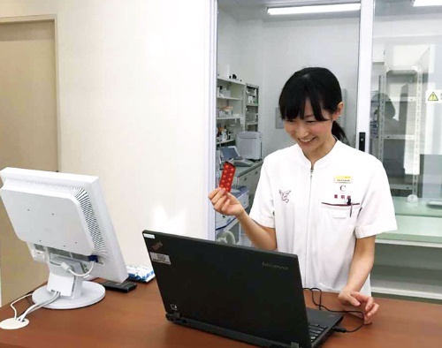 <span class="fontBold">アインホールディングスが7月に愛知県稲沢市で実施したデモの様子。ノートパソコンで服薬を指導した。</span>