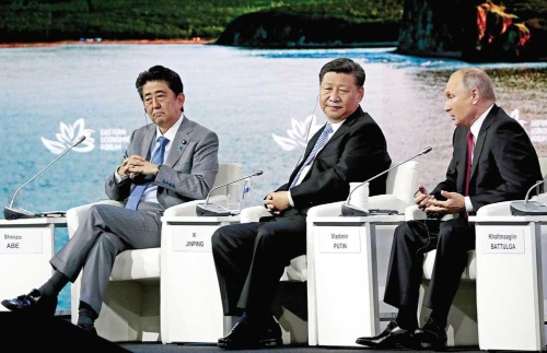<span class="fontBold">国際会議を舞台に外交ゲームが展開されている</span>(写真=EPA=時事)