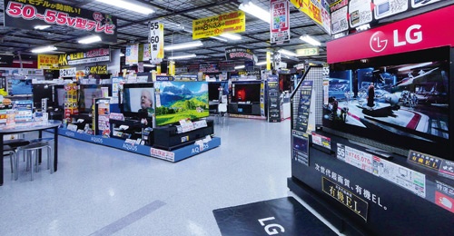 <b>ヨドバシカメラ新宿西口本店では今夏、50インチ以上の大型テレビがよく売れた</b>（写真＝新関 雅士）