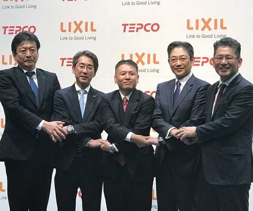 LIXILグループの瀬戸欣也社長(右端)と東京電力ホールディングスの小早川智明社長(左端)は6月ごろから提携話を進めてきた
