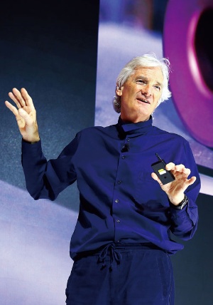 EVへの参入を決めたダイソン創業者兼チーフエンジニアのジェームズ・ダイソン氏(写真=東洋経済/アフロ)