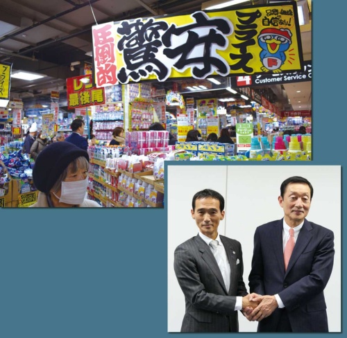 <span class="fontBold">共同運営店（左、写真は横浜市のMEGAドン・キホーテUNY大口店）について大原ドンキHD社長（下左）は「5年で100店にする」と述べた（下右はユニー・ファミマHDの高柳社長）</span>
