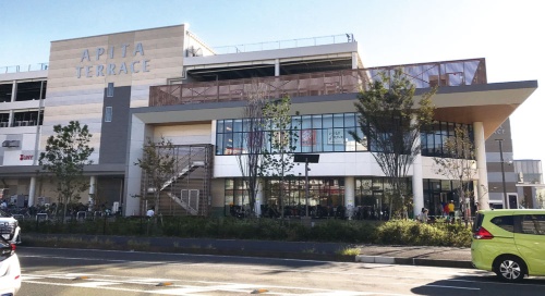 <span class="fontBold">しゃれた外観の建物に入居するユニーの「アピタ」横浜綱島店</span>