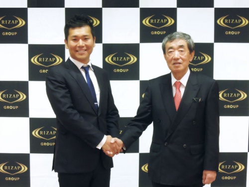 <span class="fontBold">RIZAPグループの瀬戸健社長(左)は松本晃氏の改革力を買ったが……</span>(写真=共同通信)