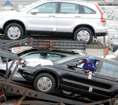 <b>メキシコからの輸出車を港で降ろす様子。メキシコは自動車の輸出大国になった</b>（写真＝Paulo Fridman/Getty Images）