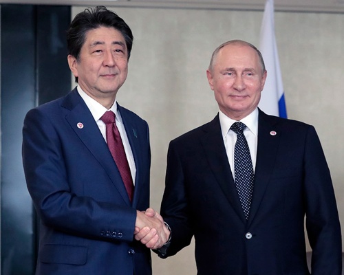<span class="fontBold">安倍首相はプーチン大統領(右)と会談を重ねる予定だ</span>(写真:EPA=時事)