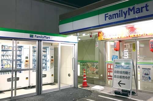 <span class="fontBold">神奈川県の実験店舗。深夜0～5時の間は無人の自販機店舗（写真左）での営業に切り替わる </span>