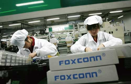 <b>iPhoneのほぼ全量が、中国にある鴻海の工場で生産されている</b>（写真＝ロイター/アフロ）