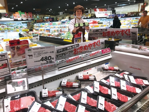 <span class="fontBold">値下げをアピールするGMS店舗(東京・目黒)の精肉売り場</span>