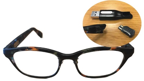 <span class="fontBold">三井化学が来春発売する電子メガネ「タッチフォーカス」。フレームに、USBで充電する小型電池を内蔵する（右）</span>