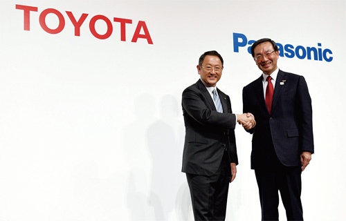 <span class="fontBold">車載電池でタッグを組むトヨタの豊田社長（左）とパナソニックの津賀社長</span>（写真=AFP/アフロ）
