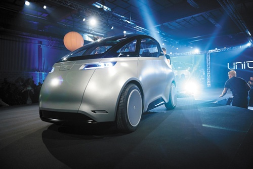 <span class="fontBold">欧州のスタートアップ、ユニティ・スウェーデンが2017年12月に発表した新型EV。独シーメンス、独クーカなど製造業の世界大手が支援する</span>(写真=永川 智子)