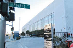 <span class="fontBold">ロサンゼルスにあるスペースXの工場。隣接の道路の名は「ロケット」だ</span>