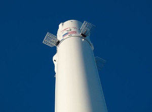 <span class="fontBold">工場横に、初めて垂直着陸に成功した第1段ロケットが展示されている</span>