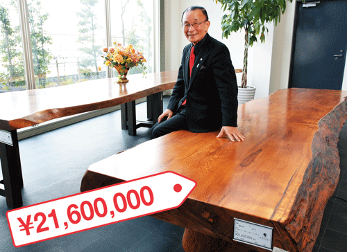 <b>「4000万円テーブル」以外にも、1000万、2000万円クラスの超高級家具を多数取りそろえる。写真は関文彦社長と2160万円のテーブル</b>（写真＝松隈 直樹）