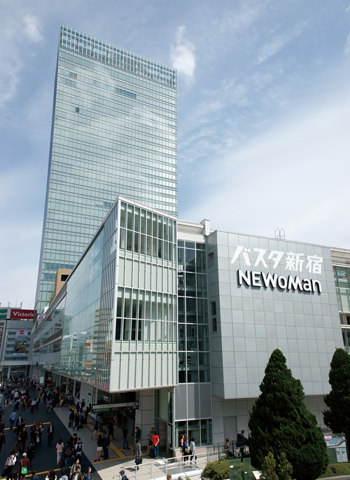 <b>東京・新宿駅前に昨年開業したルミネの商業施設「ニュウマン」。売上高は初年度200億円の計画を下回る見通しだ</b>（写真＝アフロ）