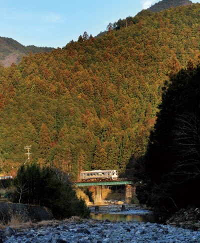 <b>三重県津市の山間を走る1両編成の名松線。車内からは自然豊かな景色を眺められる</b>（写真＝高木 茂樹）