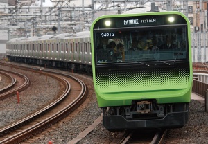 <b>JR東日本が2015年に導入した新型車両「E235系」。車両にセンサーなどを載せ、運転しながら線路状況などを調べる</b>（写真＝HIROYUKI OZAWA/アフロ）