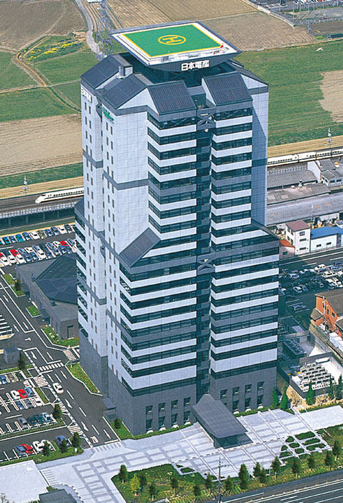 <span class="fontBold">2003年、創業30周年で建設した新本社ビル。京都市内で最高の高さにこだわった</span>