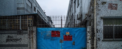 <b>操業を停止し、借り手を募る紙が貼られた広東省東莞市内の工場。東莞には新たな借り手を募集している工場が目立つ</b>（写真＝Lam Yik Fei/Getty Images）