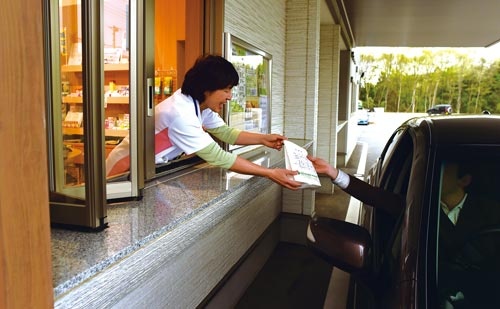 <span class="fontBold">あけぼの薬局内守谷店(茨城県常総市)では、ドライブスルーを採用するなど、患者視点の店づくりを実現している</span>(写真=菊池 一郎)