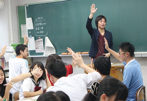 <b>YouthCreateの原田謙介代表は、高校などを数多く巡り政治参加の意義を伝える</b>
